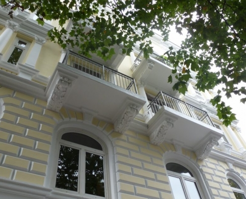 maler-wedel-hamburg-aussenarbeiten-fassade-stuck-gelb-weiss-balkone