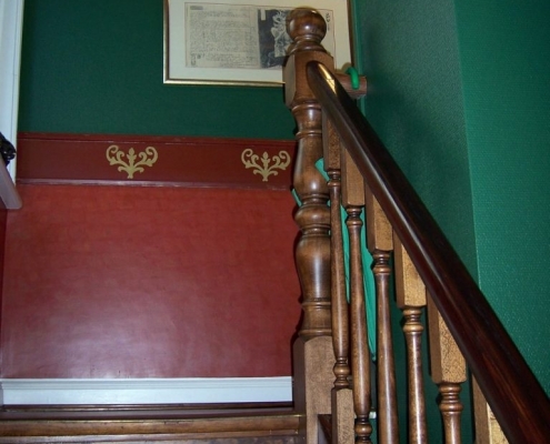 maler-wedel-hamburg-innenarbeiten-treppe-gruen-rot-ornamente